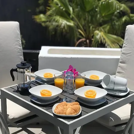Location Location,seafront With Communal Pool. Puerto del Carmen (Lanzarote)